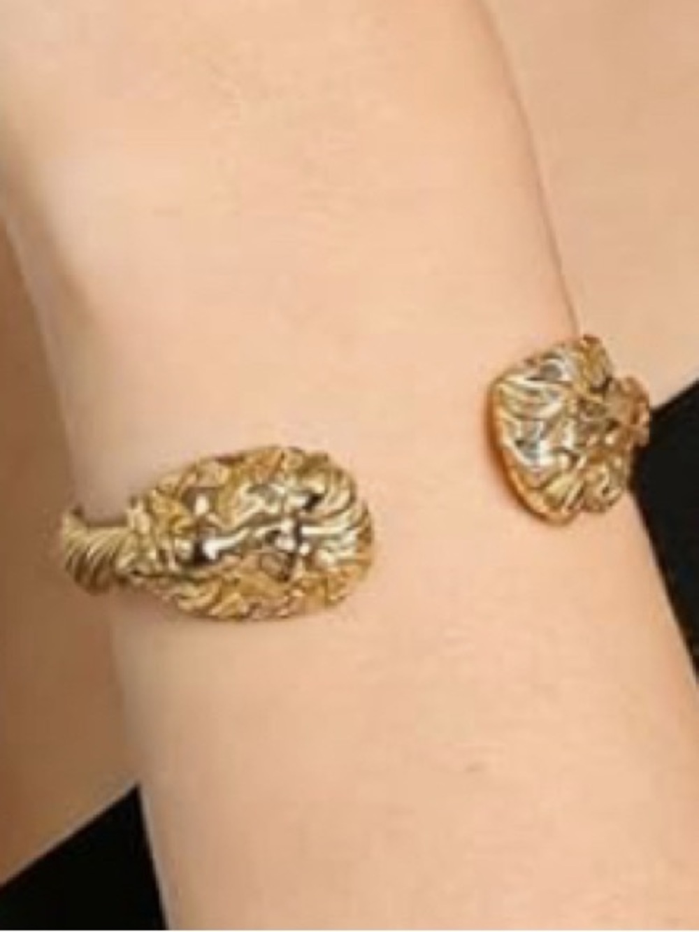 Gorgeous upscale Neiman Marcus 14KT dip huge double lion  bracelet
